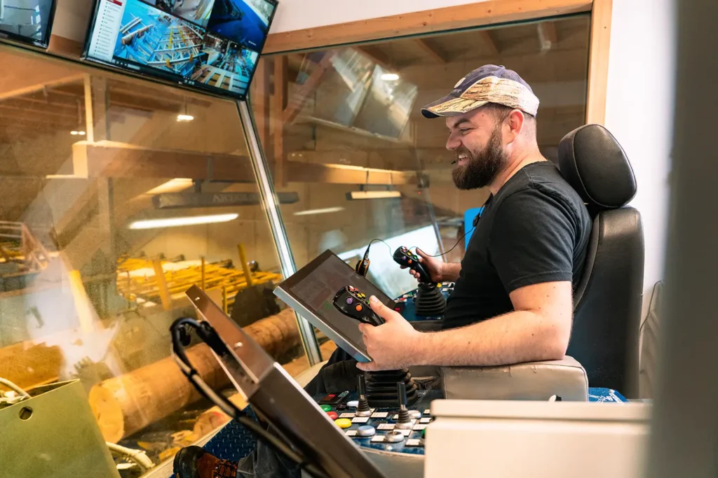 Arbeiter im Sägewerk an der Blockbandsäge