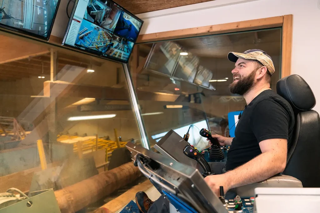 Mitarbeiter beim Bedienen der Bandsäge