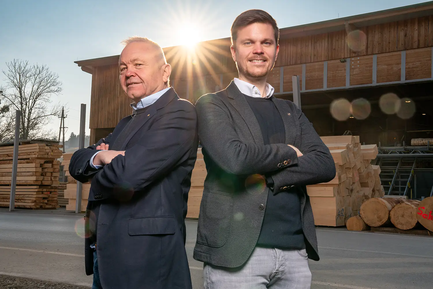 Franz und Arno Teuschler am Firmengelände